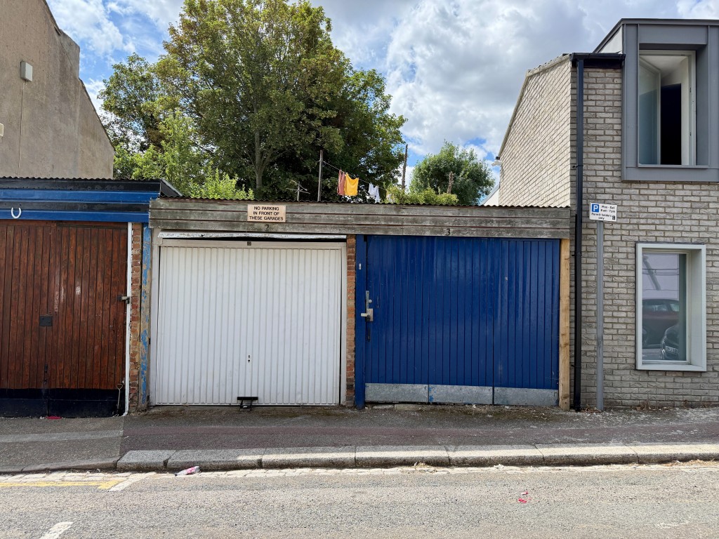 Lot: 18 - PAIR OF LOCK-UP GARAGES - Pair of lock-up garages